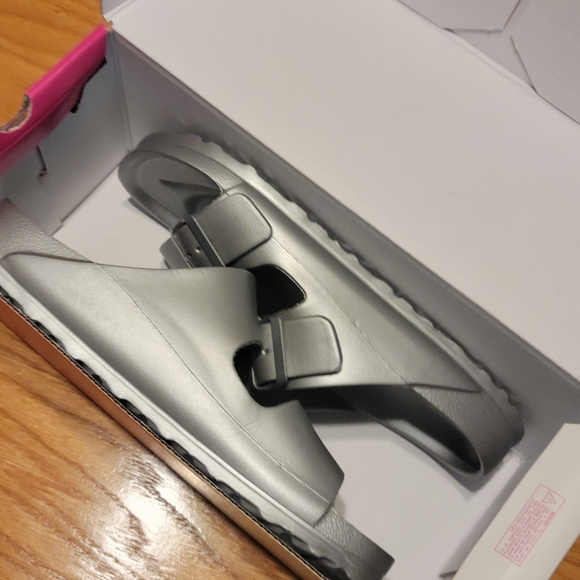 NWT Silver Slide Sandal - Picture 3 of 3